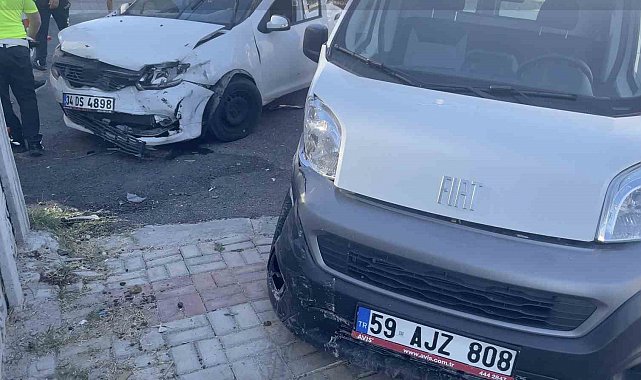 Tekirdağ'da otomobil hafif ticari araçla kafa kafaya çarpıştı: 1 yaralı