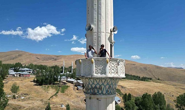 Telefonla konuşmak için minareye çıkıyorlar