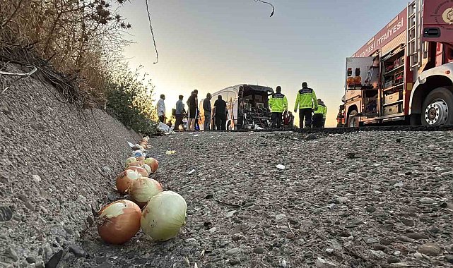 TEM'de yolcu otobüsü ile soğan yüklü kamyon çarpıştı: 1 ölü, 10 yaralı