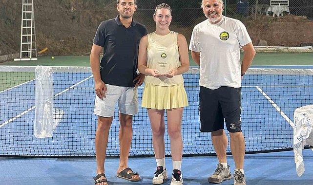 Tenis turnuvasında şampiyon olanlar halıyı kaptı