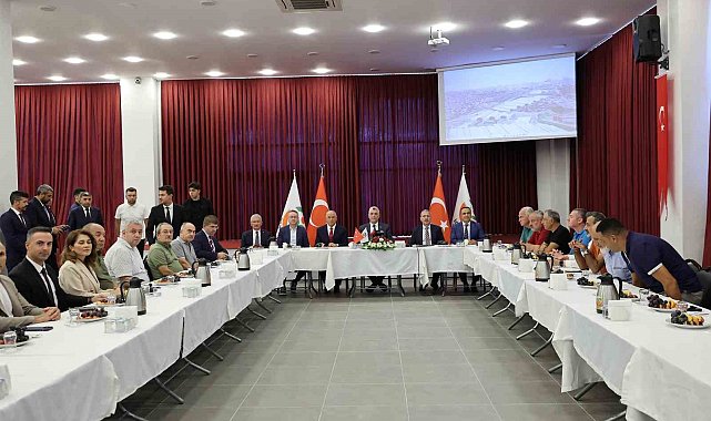 Ticaret Bakanı Ömer Bolat, gıda toptancıları ile bir araya geldi