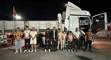 Tırdan 9 düzensiz göçmen ve 1,5 milyonluk kaçak elektronik sigara çıktı