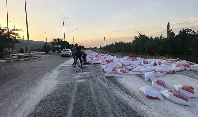 Tırın lastiği patladı un çuvalları yola savruldu