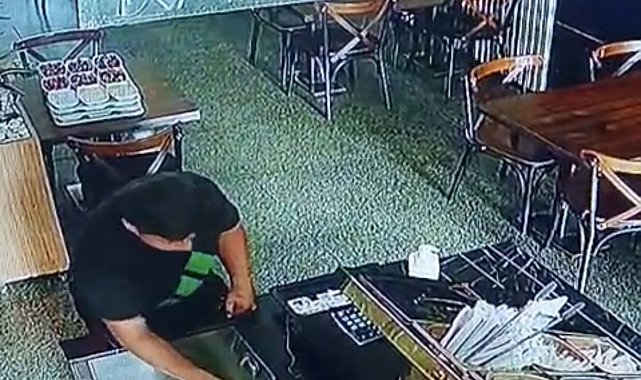 Topallayarak girdiği restorandan cüzdan çaldı, hırsızlık anı kameraya yansıdı