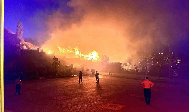 Tosya'da alevlere teslim olan 3 ev kullanılmaz hale geldi