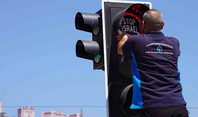 Trafik ışıklarına yerleştirilen "Free Gaza" ve "Stop Israel" mesajlarıyla zulme dikkat çekildi