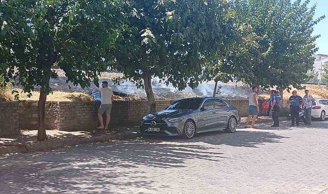 Tren yolunda kenarında çıkan yangın araçlara sıçramadan söndürüldü