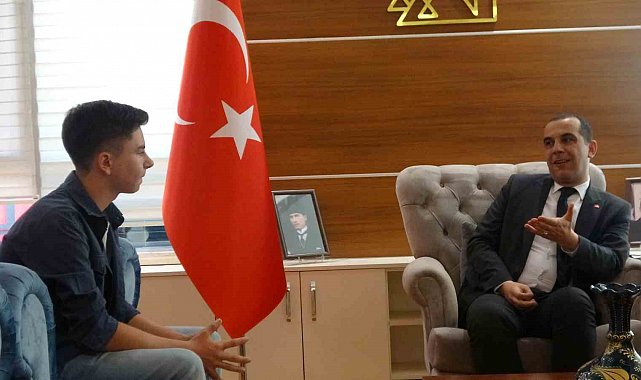 Türk bayrağı hassasiyetiyle yürekleri ısıtan çocuk: "Her gördüğüm bayrağı düzeltiyordum"