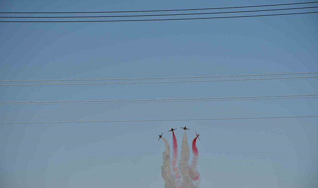 Türk Yıldızları'nın Akşehir'deki gösterisi nefesler tutularak izlendi