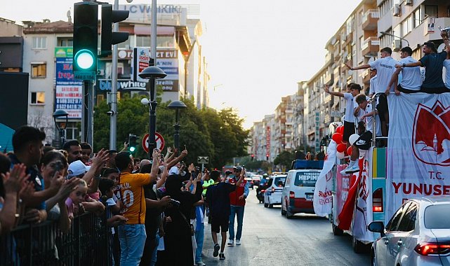 Türkiye şampiyonu olan takım şehir turu attı