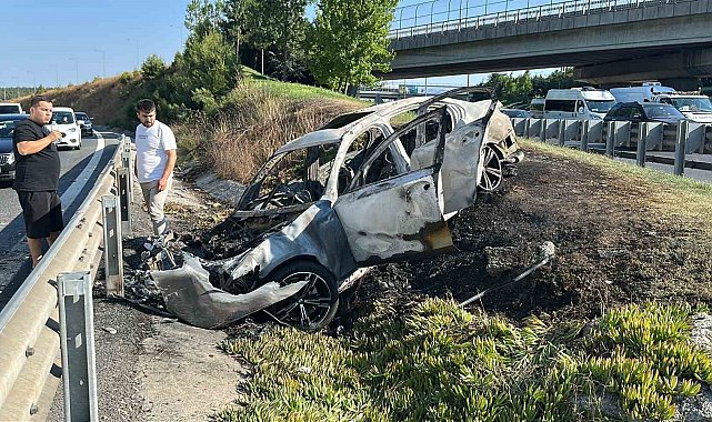 Ümraniye'de kontrolden çıkıp refüje giren otomobil alev alev yandı
