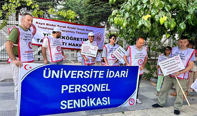 Üniversite idari personeli eylem yaptı