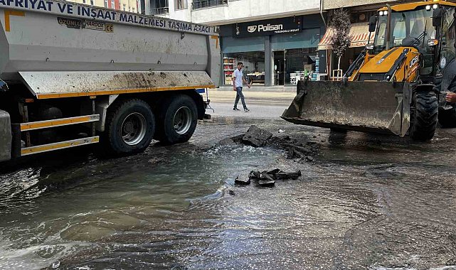 Ünye'de şebeke suyu borusu patladı