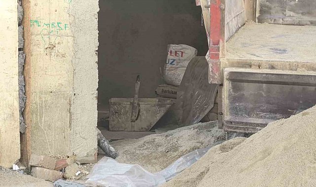 Üzerine kum dolu inşaat kovası düşen işçi ağır yaralandı