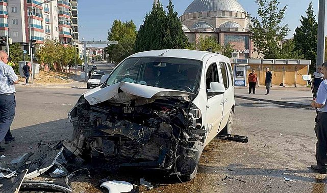 Vakaya giden sivil ekip aracı ile otomobil çarpıştı: 2'si polis 3 yaralı