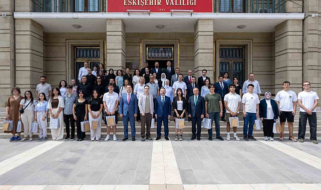 Vali Aksoy YKS'de derece yapan öğrencilerle buluştu