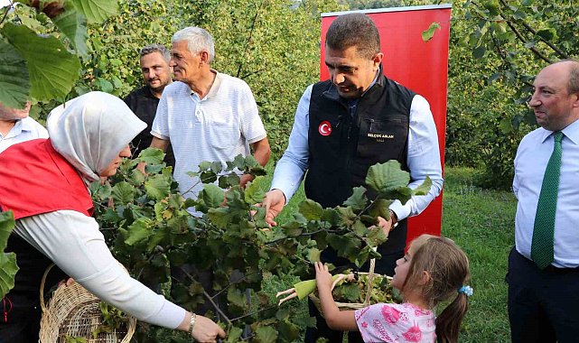Vali Aslan, önce horon oynadı ardından hasat sezonunu açtı