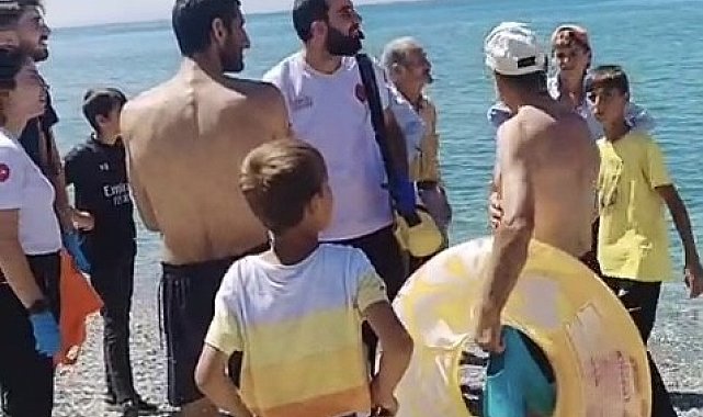 Van Gölü'nde boğulma tehlikesi geçiren baba ve oğul balıkçılar tarafından kurtarıldı