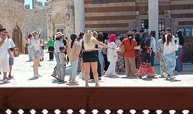 Van'da tarihi camiye uygunsuz kıyafetlerle girilmesi tepki topladı