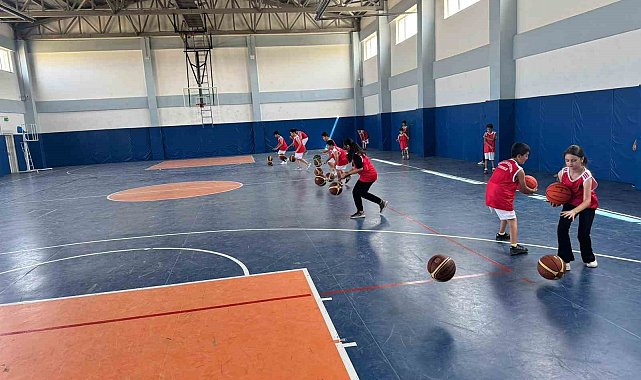 Vanlı minikler basketbol ile yaz tatillerini değerlendiriyor