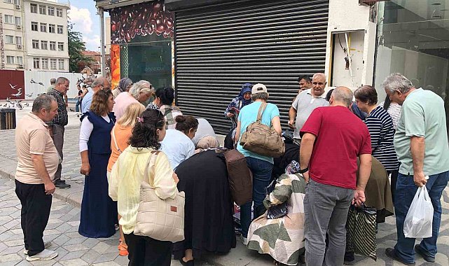 Vatandaşlar tişörtleri alabilmek için birbirleriyle yarıştı