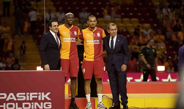 Victor Osimhen ve Leroy Sane için stadyumda imza töreni düzenlendi