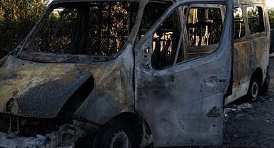 Yanan minibüs kullanılamaz hale geldi