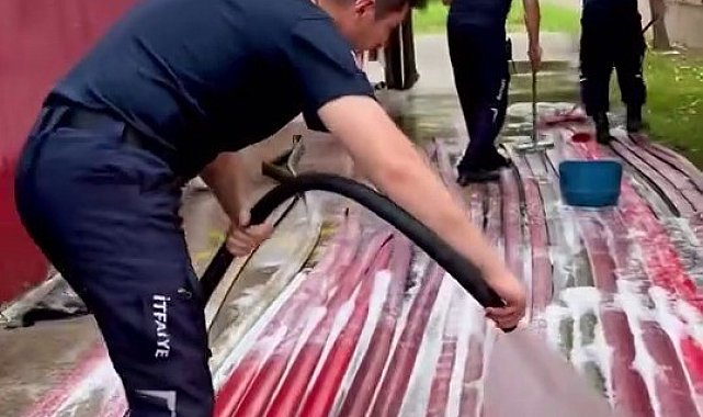 Yangın savaşçılarının ekipman temizliği de takdir topladı