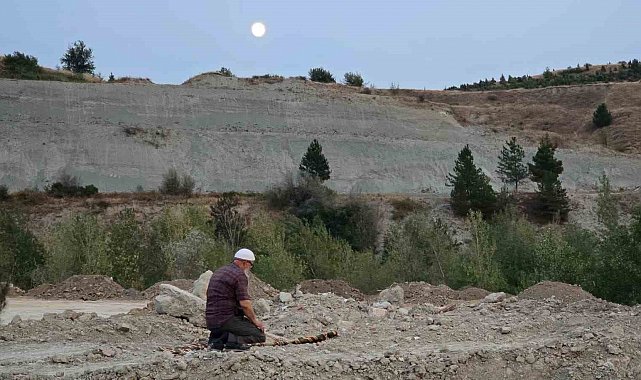 Yangında evini terk edip karşı tepede namazını kıldı