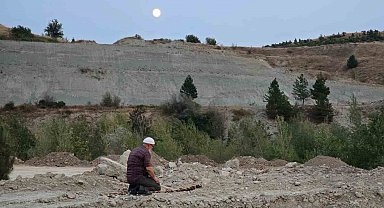 Yangında evini terk edip karşı tepede namazını kıldı
