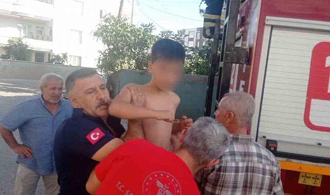 Yangında mahsur kalan yaşlı kadın ile çocuk kurtarıldı