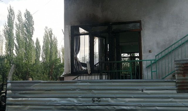 Yangını uzaktan fark eden vatandaş, müstakil evin tamamen yanmasını önledi