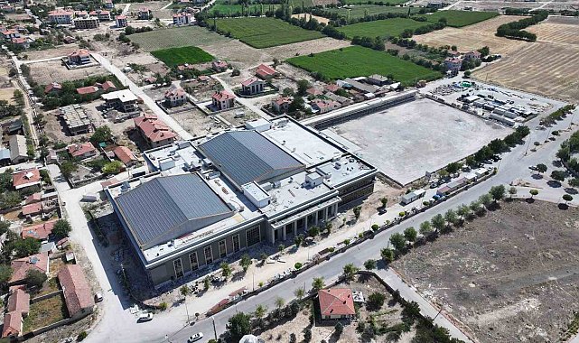 Yarı olimpik havuzlu ve FIFA standartına uygun sahalarıyla, Karatay'a dev spor kompleksi