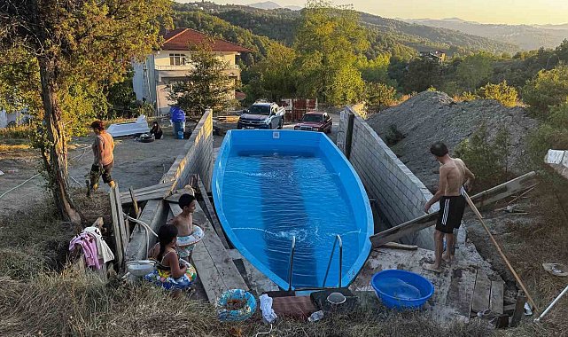 Yattan köydeki evinin bahçesine havuz yaptı