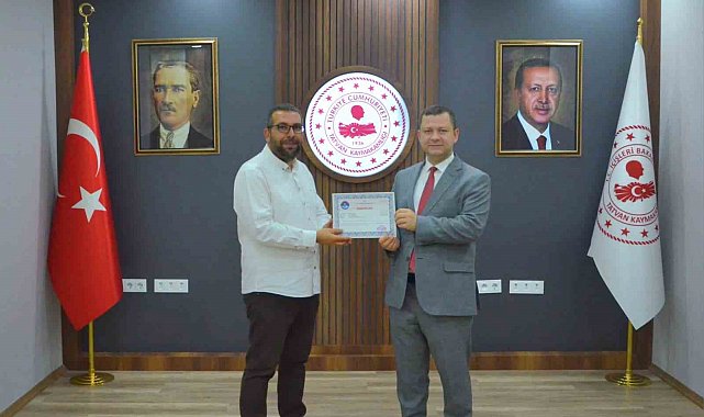 Yavru kediyi kurtarıp, üç şehir gezdirdikten sonra annesine kavuşturan öğretmene Kaymakamdan başarı belgesi