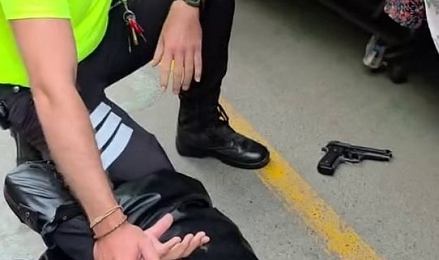 Yaz ortasında montu şüphe uyandırdı, üzerinden kurusıkı tabanca çıktı