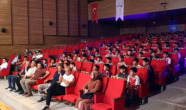 Yaz spor okullarındaki öğrencilere sürpriz sihirbazlık gösterisi