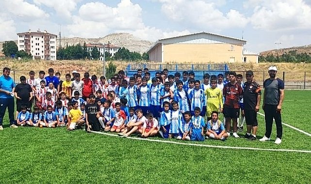 Yeşil sahada Akkışla - Palas Dostluğu