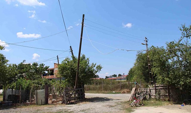 Yıkılmak üzere olan elektrik direği mahalleliyi korkutuyor
