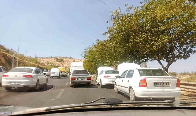 Yol kenarına park eden sürücüler kaputu açıp bekledi