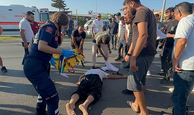 Yoldan görüntü alırken cama düşen motosiklet sürücüsüyle ne uğradıklarını anlayamadılar