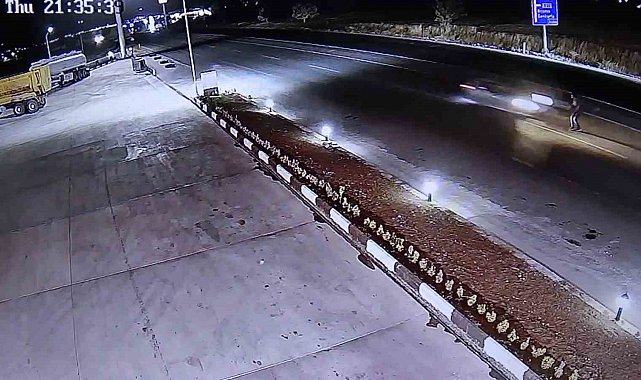 Yolun karşısına geçmek isteyen adama otomobil çarptı... Feci kaza kamerada