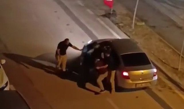 Yolunu kestikleri sürücüyü araçta darp ettiler