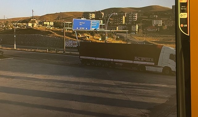 Yüksekova'da sinyalizasyon direğine çarpan tır güvenlik kamerasına yansıdı