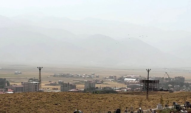Yüksekova'da toz taşınımı etkili oldu
