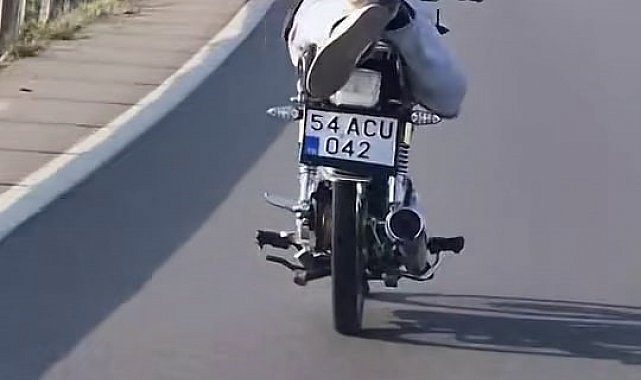 Yürekleri ağıza getiren tehlikeli sürüş: "Kendileri geberiyor, diğer sürücülerin de başını yakıyorlar"