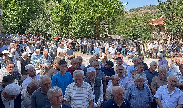 Yüzlerce vatandaş yağmur için ellerini semaya açtı