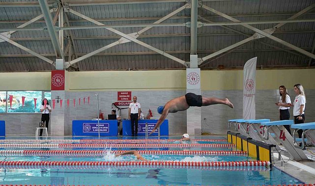 Yüzme bilmeyen kalmasın projesi çerçevesinde kamu personelleri kozlarını havuzda paylaştı