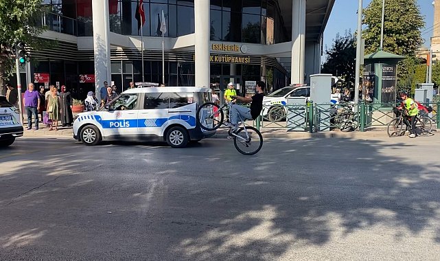 Zafer Bayramı kutlamalarında polisin gözü önünde bisikletiyle tek teker kaldırdı