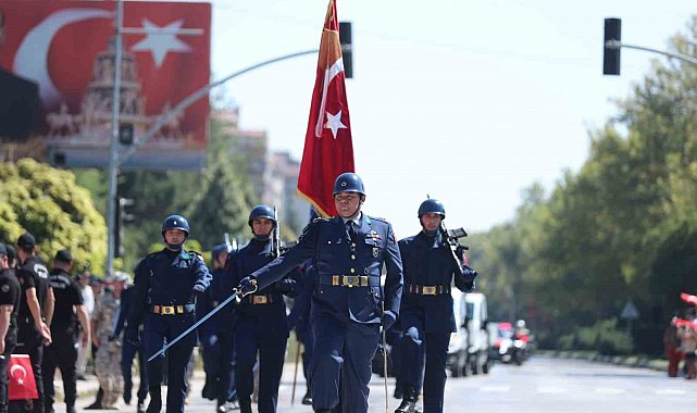 Zafer Bayramı, resmi geçit töreni ile coşkuyla kutlandı